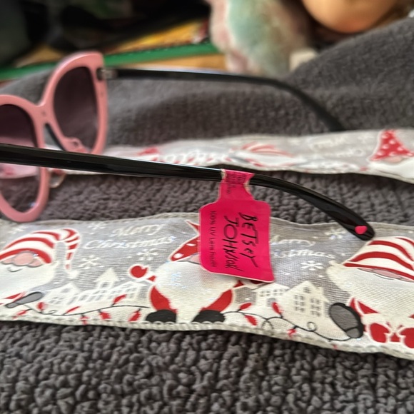 BETSEY JOHNSON NEW SUNGLASSES - Picture 3 of 6